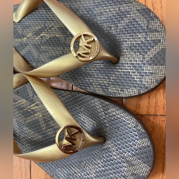 Michael Kors jet set flip flops - Picture 4 of 4